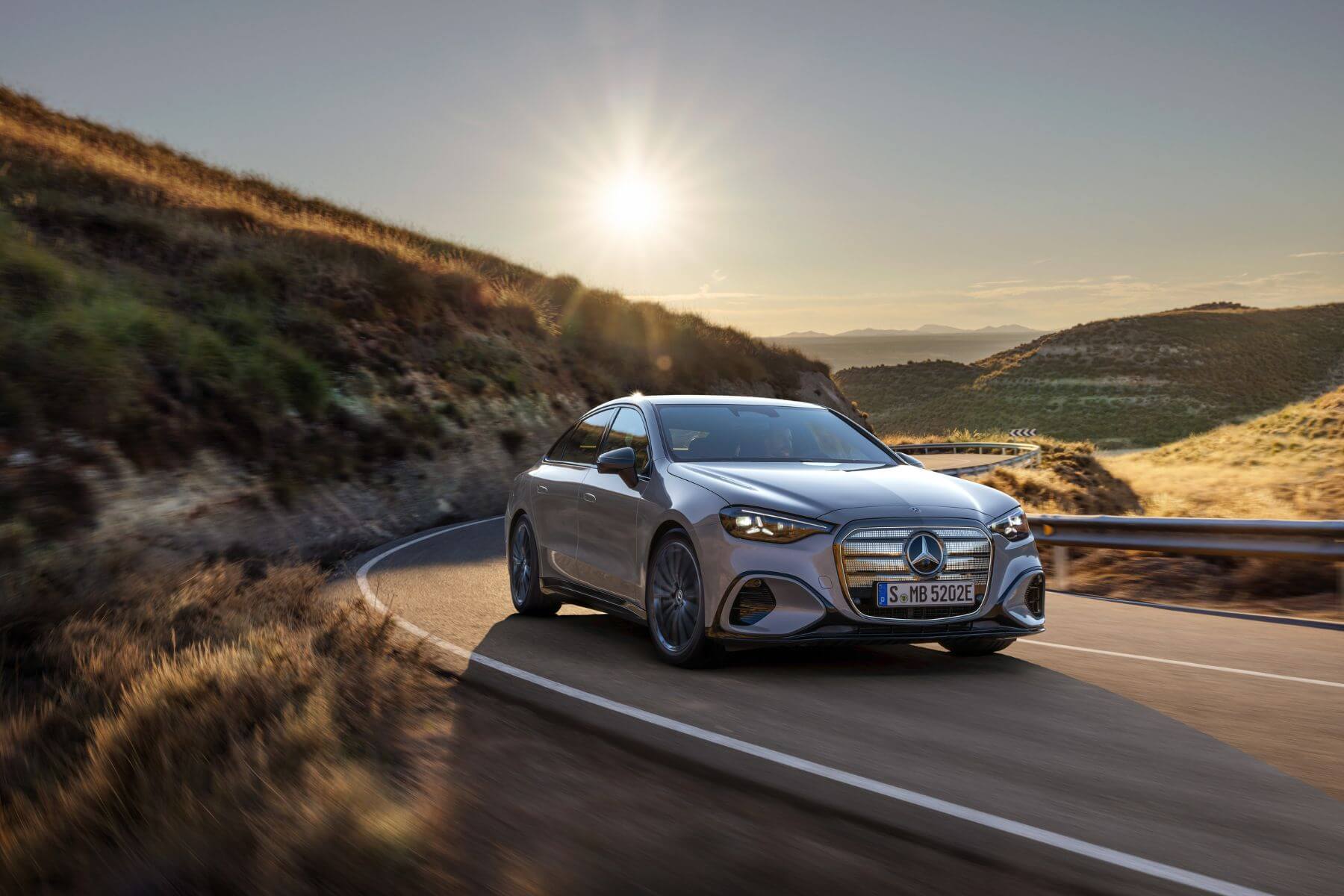 放棄充電焦慮、開闢車艙空間：全新純電 Mercedes-Benz GLC 預售，如何拿掉引擎後重新設計豪華休旅？