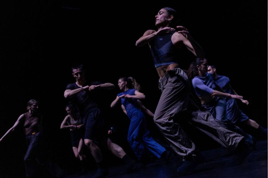 從珠寶工藝的極致雕琢到身體的呼吸共振：梵克雅寶 Dance Reflections 計劃攜手兩廳院，呈獻當代舞作《步步》