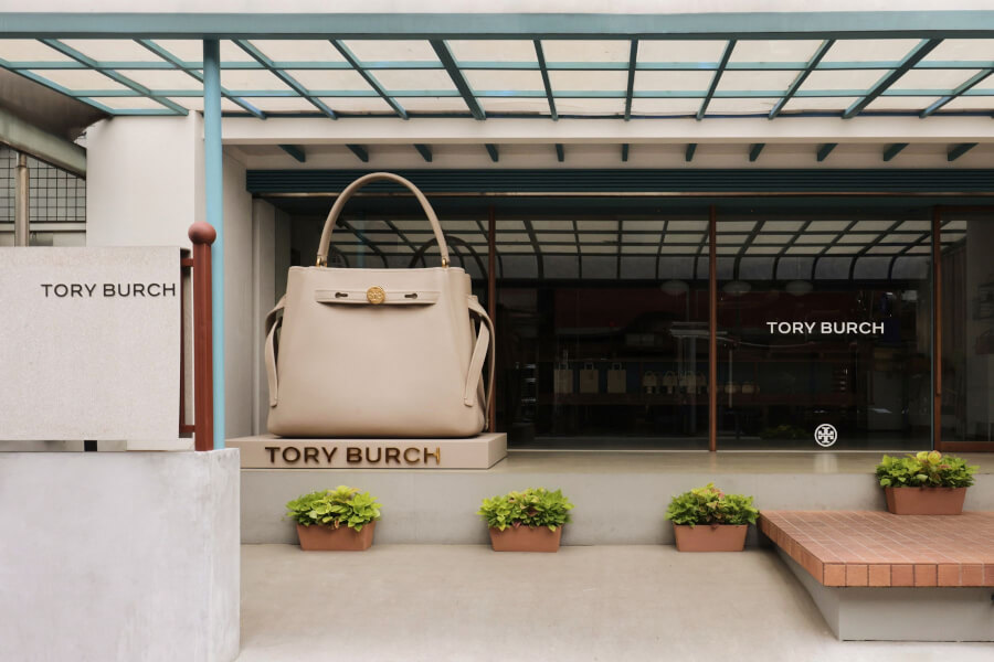 Tory Burch 限時烘焙坊登場：攜手 Fourninetine Bakery，在台北街角用可頌香氣與 ROMY 包款描繪秋日風格