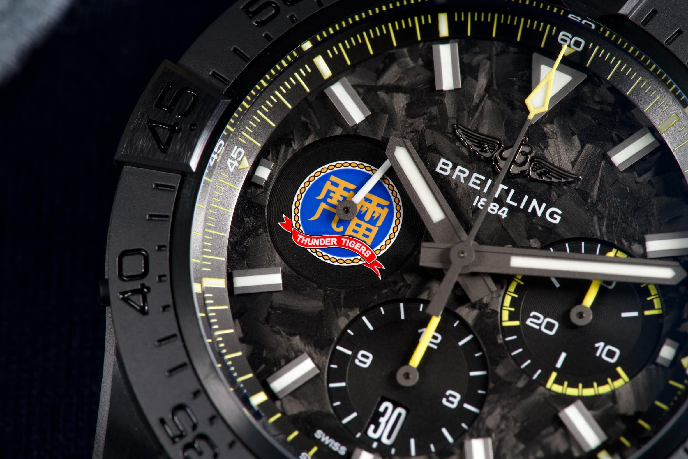 百年靈聯名雷虎特技小組！Avenger  B01  Chronograph  44  Night  Mission 全球限量75只