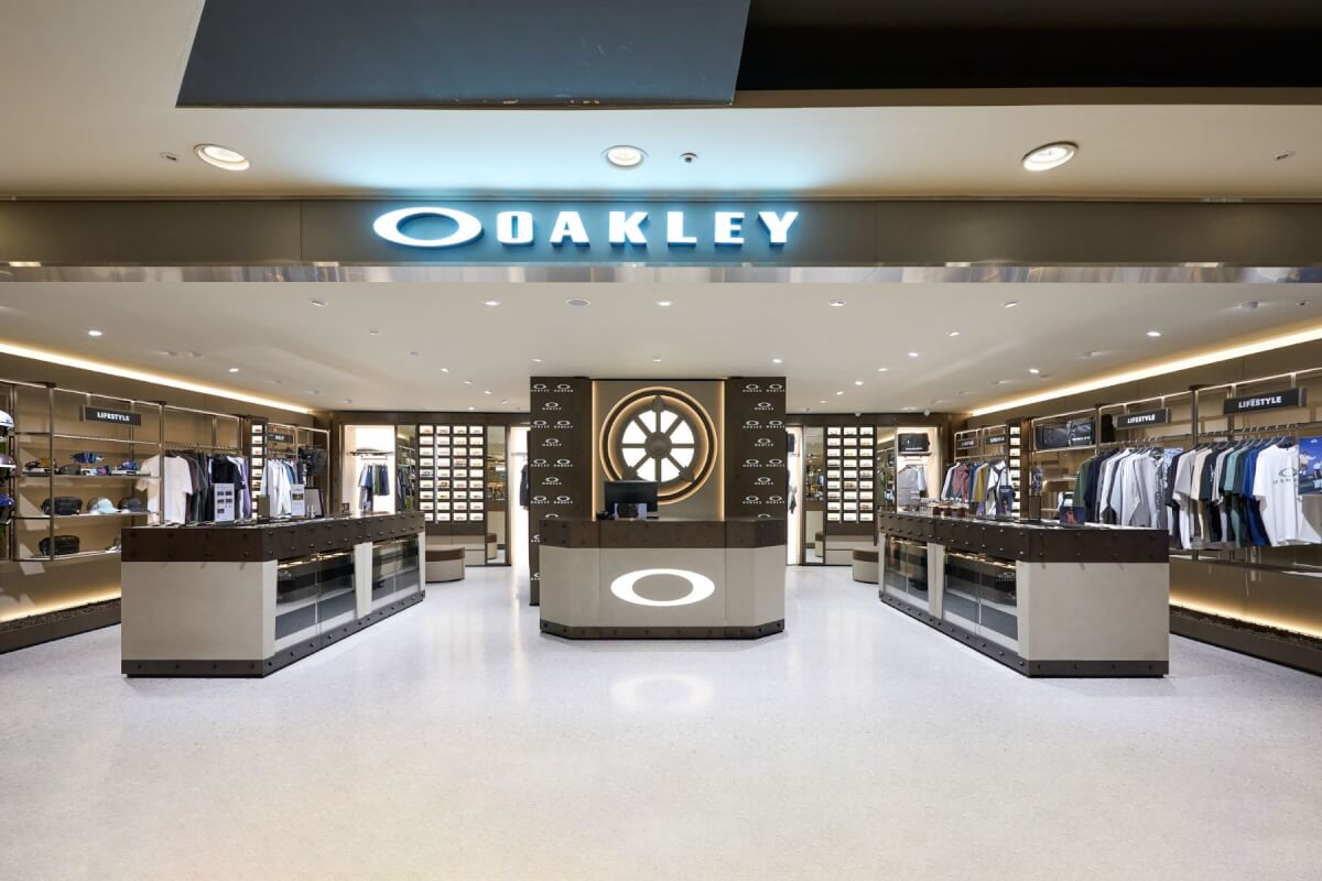 從賽場走進城市：在 OAKLEY 忠孝 SOGO 獨家鏡款裡，看見運動裝備的潮流演化